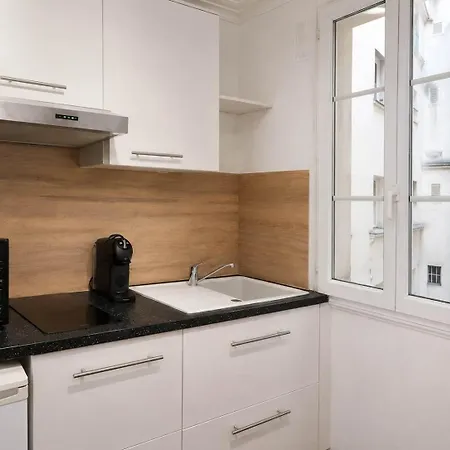 Parisien Grands Boulevards Couple Ou Solo Apartment